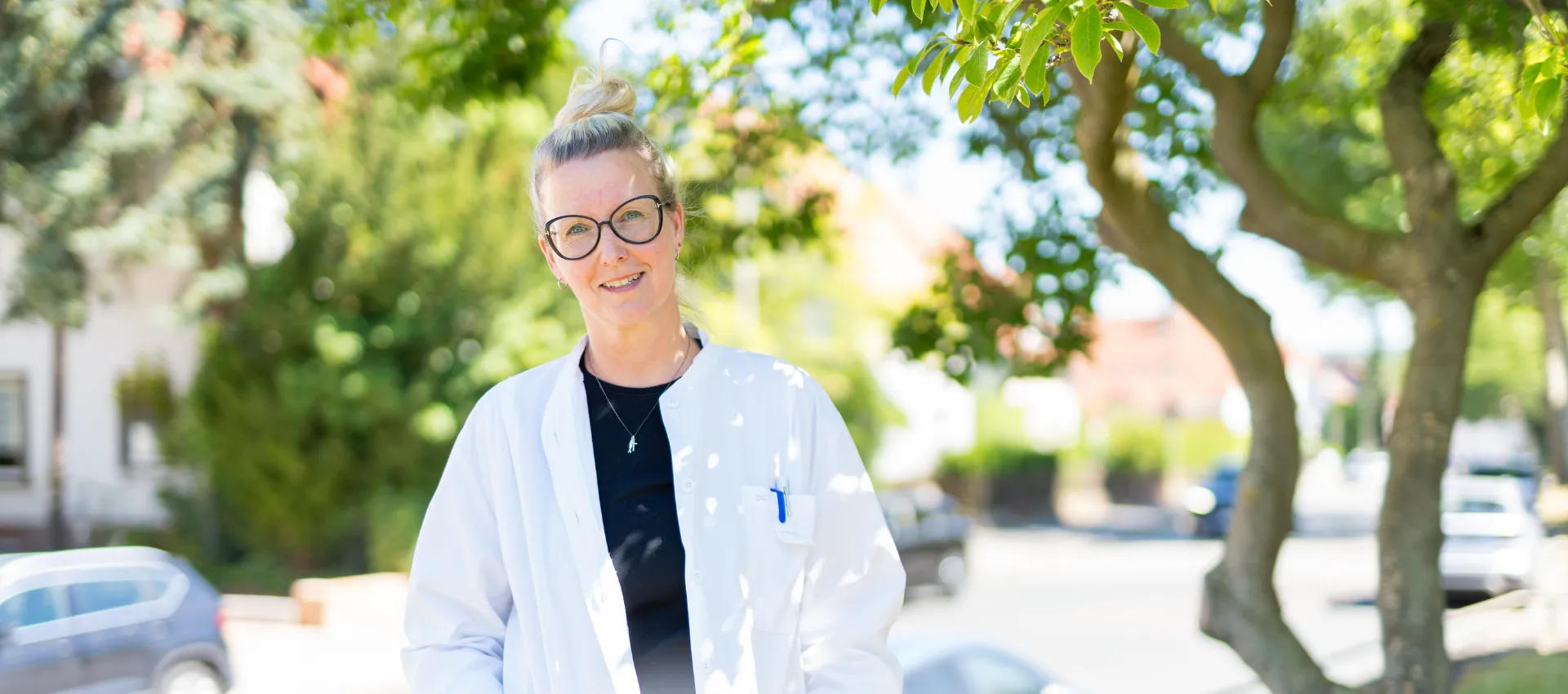 Ich schätze an meiner Arbeit sehr, dass ich für die Menschen da sein kann und helfe, ihre Gesundheit zu fördern und zu erhalten. 
- Ilka, Ärztin im Gesundheitsamt
