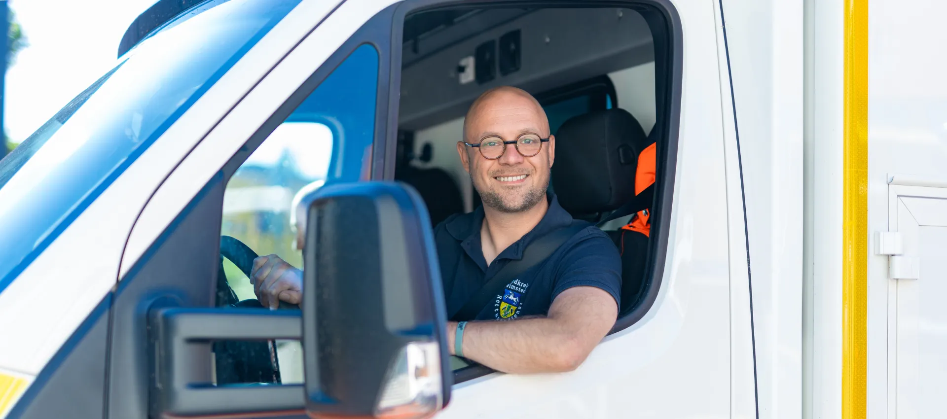Im Rettungsdienst ist kein Tag wie der andere. Am schönsten ist es, mit Empathie und Teamarbeit ein Lächeln zu schenken und Menschen in schweren Momenten bestmöglich zu versorgen. 
- Enno, Notfallsanitäter