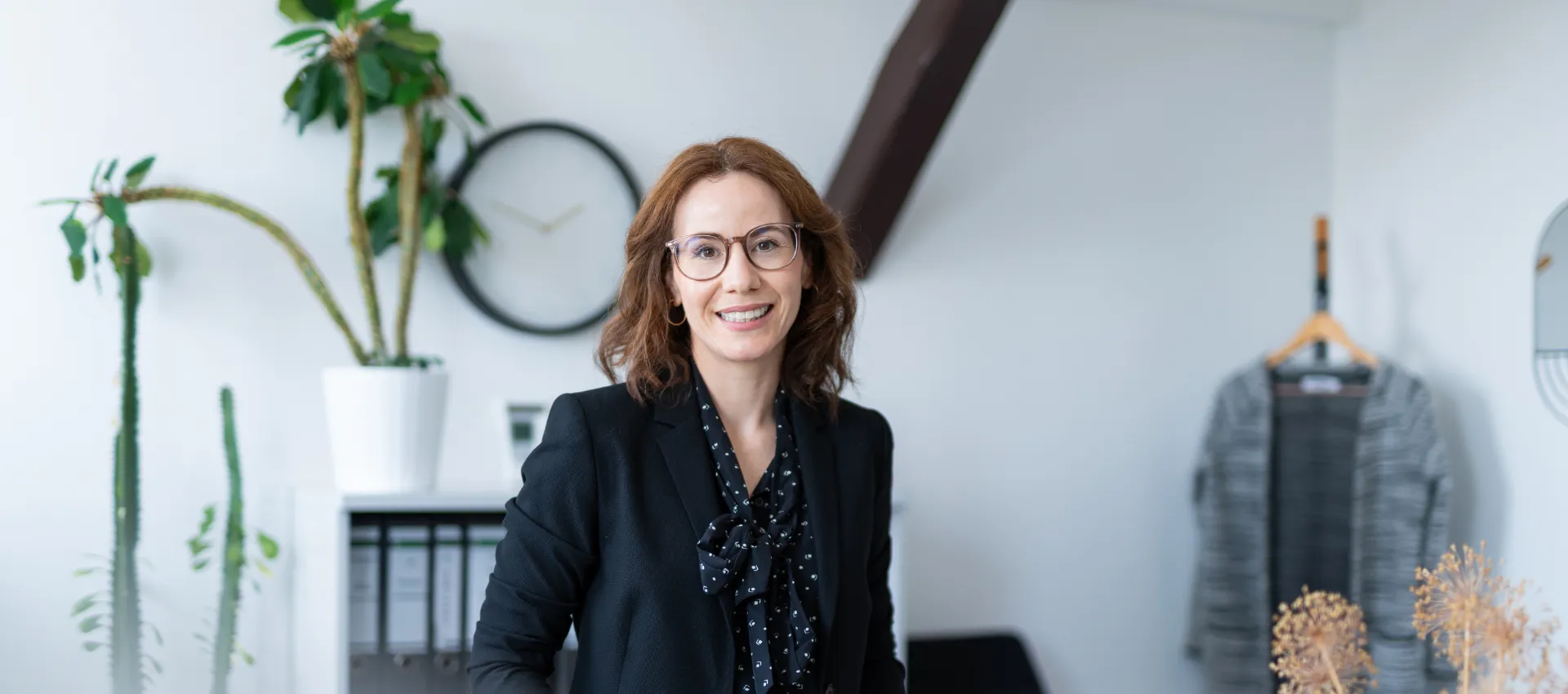 Ich arbeite dort, wo Recht auf Leben trifft. Unsere Entscheidungen prägen den Alltag vieler Menschen. Das ist Verantwortung, die Sinn macht. 
- Laila, Justiziarin