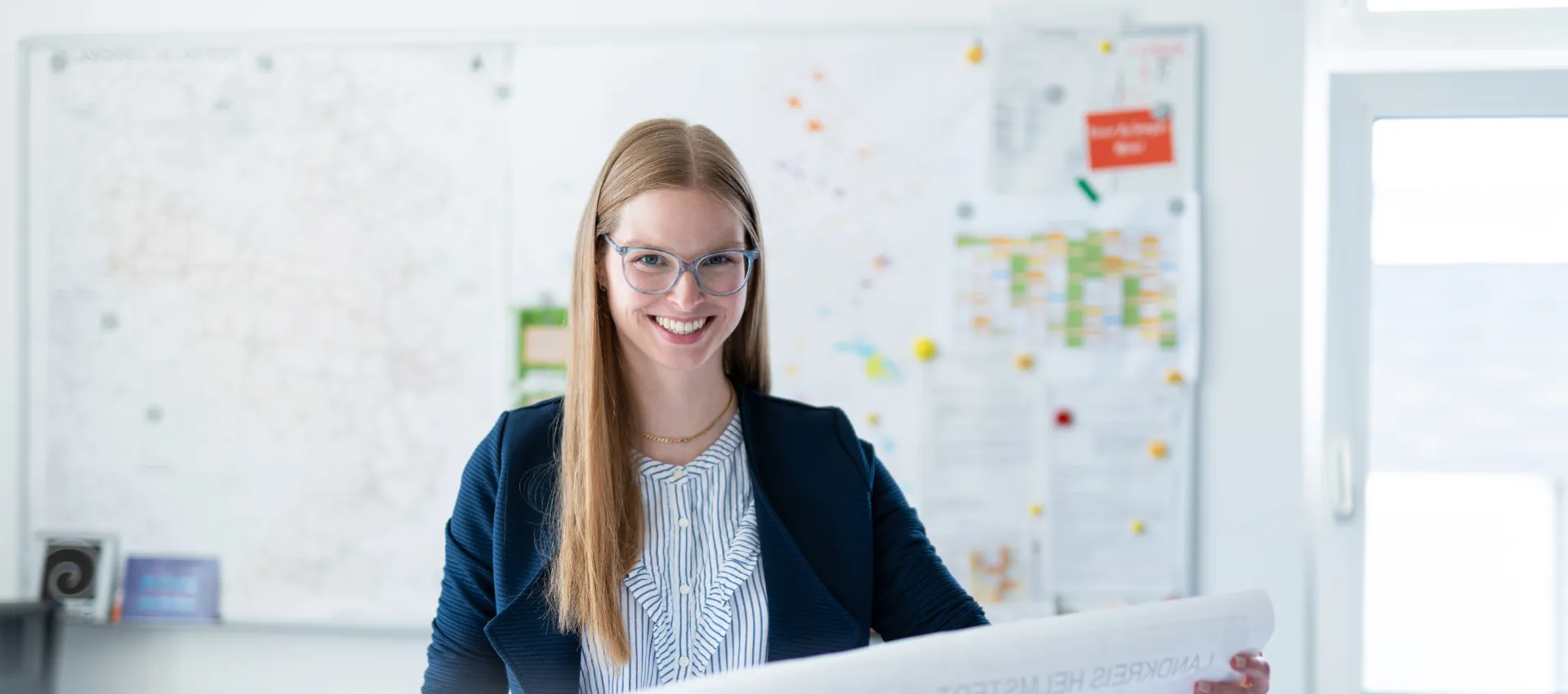 An meinem Job gefällt mir besonders das herzliche und teamorientierte Miteinander unter den Kolleginnen und Kollegen sowie die Abwechslung zwischen Innen- und Außendienst.
- Alexandra, Sachgebietsleiterin Kreisstraßen, GIS, Abfalltechnik und Bodenabbau