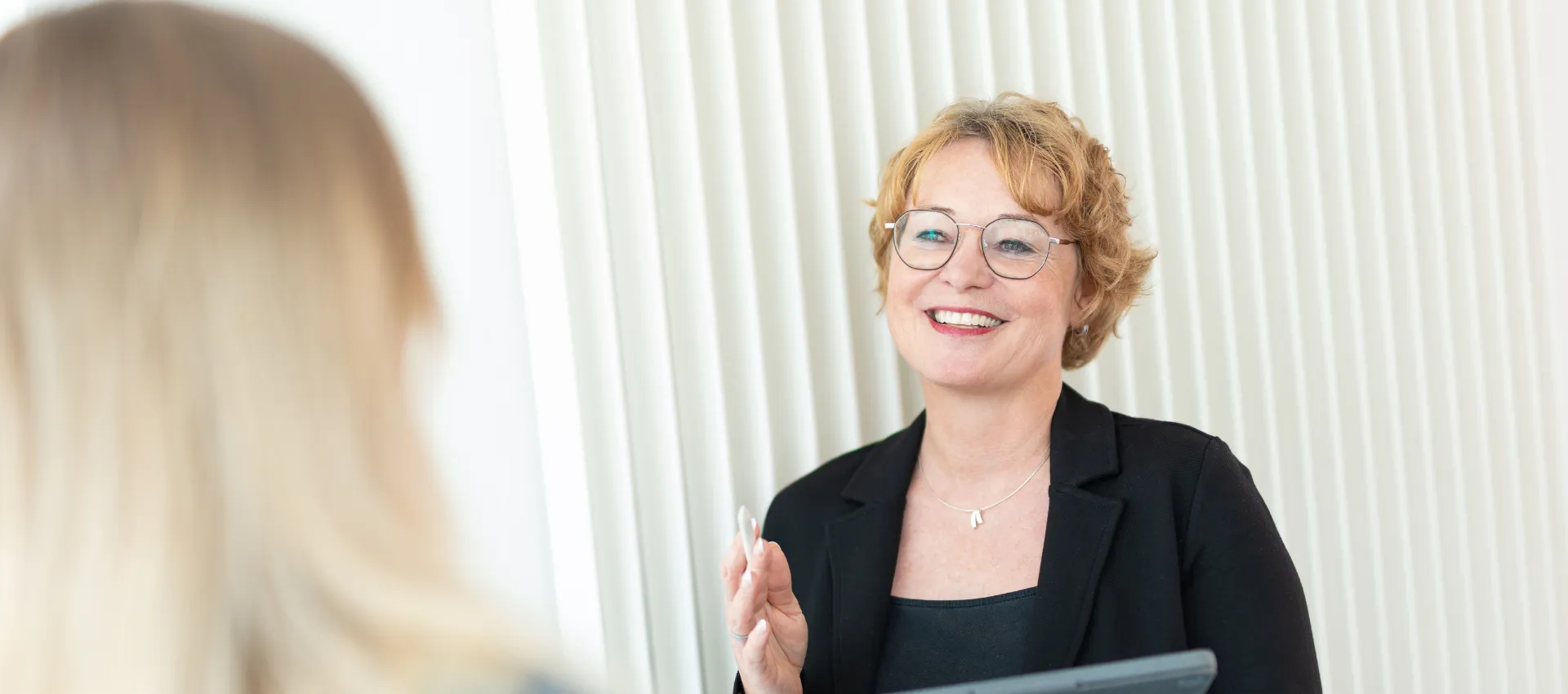 Als Gleichstellungsbeauftragte arbeite ich mit Leidenschaft daran, faire Chancen für alle zu schaffen – unabhängig von Geschlecht, Herkunft oder Lebensentwurf. Gleichstellung ist nicht nur ein Ziel, sondern ein Weg, den wir gemeinsam mit Gesellschaft und Politik gestalten müssen.
- Sonja, Gleichstellungsbeauftragte
