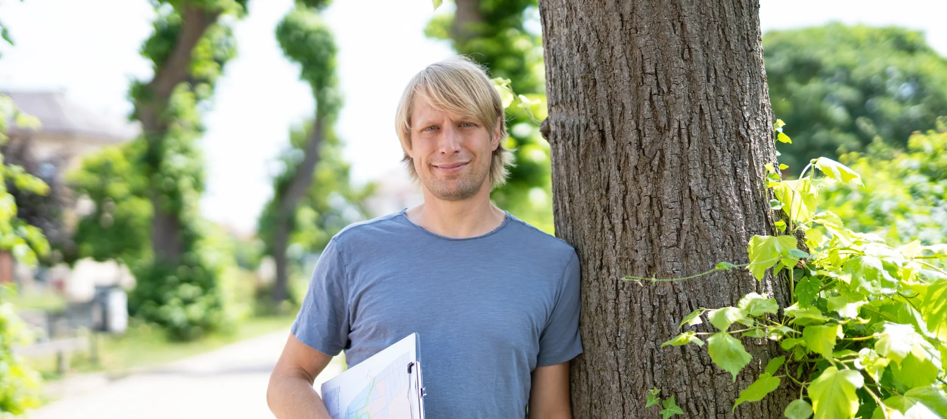 Mich motiviert, dass ich als Ingenieur nicht nur technischen Herausforderungen begegne, sondern mit meiner Arbeit bei der Unteren Wasserbehörde unser Grundwasser für kommende Generationen bewahre. 
- Florian, Wasserbauingenieur in der Unteren Wasserbehörde