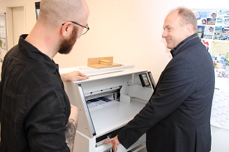 An der Schneidemaschine der Design & Druck-Abteilung