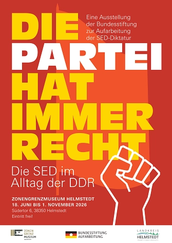 Poster mit dem Text "Die Partei hat immer recht" in gelber Schrift auf rotem Grund. Darunter "Die SED im Alltag der DDR" und Ausstellungsdetails.&nbsp;&copy;&nbsp;Bundesstiftung zur Aufarbeitung der SED-Diktatur