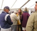 B Lehnberg führt durch die Ausstellung.jpeg