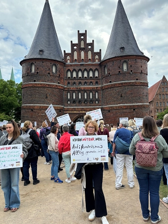 Sonja Klein auf einer Demonstration mit einem Schild, auf dem steht: Ich bin wütend weil...Antifeminismus Alltag geworden ist!&nbsp;&copy;&nbsp;Landkreis Helmstedt
