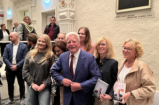 Der Altbundespräsident nimmt sich Zeit für jedes Foto
