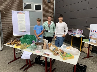 Der foodsharing-Infostand mit Jennifer Winter und Enrique und Saloum&nbsp;&copy;&nbsp;Gymnasium Anna Sophianeum