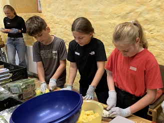 Frederick, Davina und Ulla beim Schnippeln von Gemüse