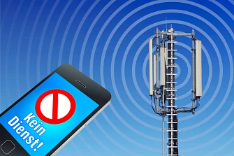 Smartphone mit rotem Kreis und dem Text "Kein Dienst!" vor einem Mobilfunkturm und blauen Himmel.&nbsp;&copy;&nbsp;Adobe Stock 54776291
