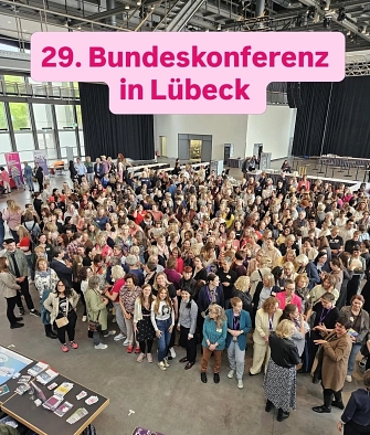 Von oben fotografiertes Bild in einen Veranstaltungsraum mit mehreren hundert Frauen, mit Schriftzug: 29. Bundeskonferenz in Lübeck&nbsp;&copy;&nbsp;Landkreis Helmstedt