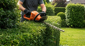 Hecke schneiden&nbsp;&copy;&nbsp;Adobe Stock Nr 1212361008