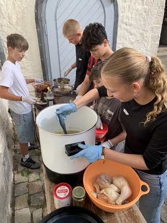 Hühnersuppe und Brotchips in Arbeit