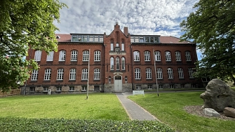 Zweigeschossiges, roter Backsteinbau mit zahlreichen Fenstern und Mittelrisalit. Vor dem Gebäude ein gepflegter Rasen und ein Pflasterweg.&nbsp;&copy;&nbsp;Landkreis Helmstedt