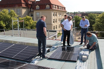 Landrat Radeck lässt sich Solaranlage erklären&nbsp;&copy;&nbsp;Landkreis Helmstedt