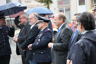Landrat Radeck und andere überreichen Ehrungen