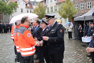 Maik Wermuth überreicht die Ehrung