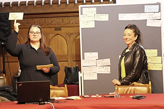 Marina Romaschin und Ilona Stolpmann im Ratssaal Helmstedt