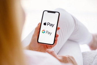 Mobiles Bezahlen mit Apple Pay und Google Pay&nbsp;&copy;&nbsp;Adobe Stock 459434820