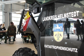Graues Fahrzeug mit Aufschrift "Landkreis Helmstedt" und Wappen, Katastrophenschutz.