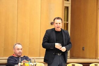 Samtgemeindebürgermeister Andreas Kühne begrüßt die Teilnehmenden