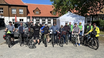 Gruppe von Radfahrern vor einem Fachwerkhaus mit einem Pavillon und Fahnen.&nbsp;&copy;&nbsp;Landkreis Helmstedt
