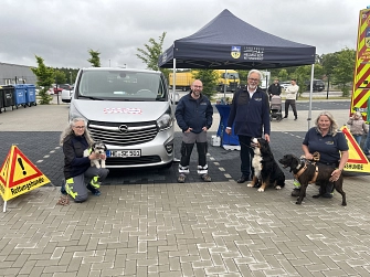 Fünf Personen mit Hunden vor einem weißen Transporter und einem blauen Pavillon.&nbsp;&copy;&nbsp;Landkreis Helmstedt