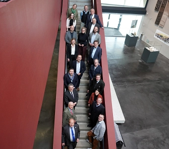 Eine Gruppe Personen steht auf einer Treppe im paläon Forschungsmuseum&nbsp;&copy;&nbsp;3LM/SNHM, G. Schliewe