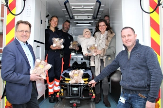Übergabe Trösteteddys Rettungsdienst&nbsp;&copy;&nbsp;Landkreis Helmstedt