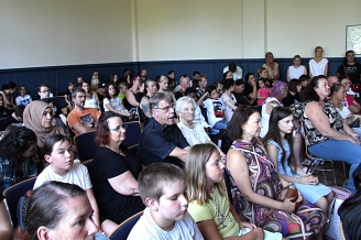 Voll besetzte Aula zum Start der Hauptschule Wichernschule